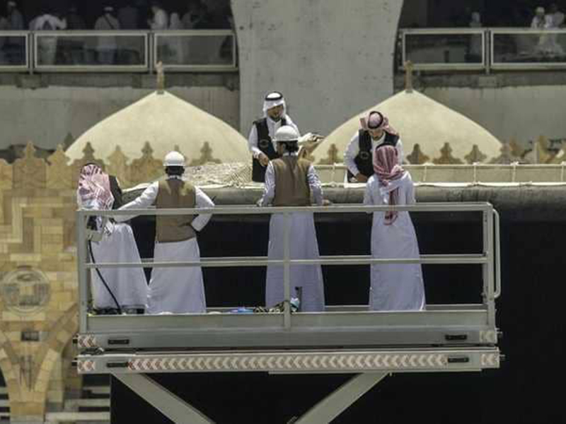 شاهد بالفيديو: استبدال كسوة الكعبة بالثوب الجديد